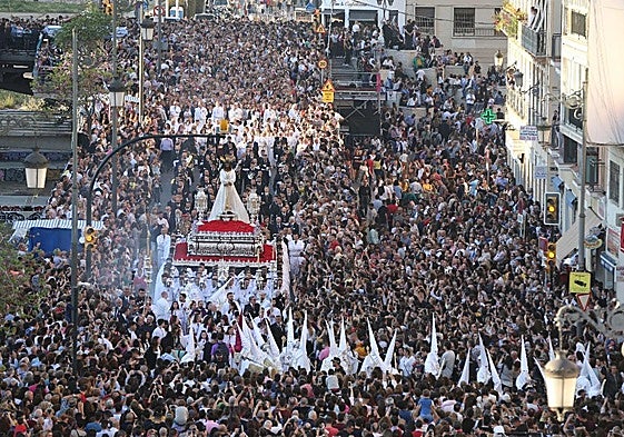 Imagen de archivo del Señor de Málaga en la procesión de Lunes Santo camino del recorrido oficial.