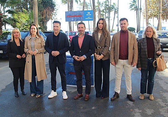 El secretario general de los populares Málaga, José Ramón Carmona, y el alcalde de Torrox, Óscar Medina, este martes con la recogida de firmas.