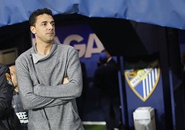 Weligton observa un calentamiento del Málaga durante su etapa en el cuerpo técnico blanquiazul.