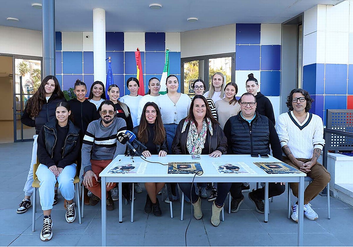 La concejala del distrito, Vanessa Ortiz de Zárate, ha presentado la iniciativa junto a la presidenta del colectivo, Angie Sánchez.