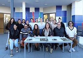 La concejala del distrito, Vanessa Ortiz de Zárate, ha presentado la iniciativa junto a la presidenta del colectivo, Angie Sánchez.