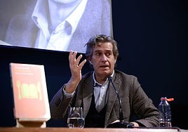 Javier Gomá, durante la charla de este miércoles en el salón de actos de Unicaja.