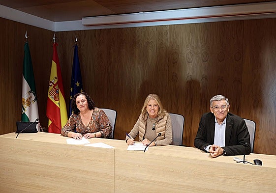 La alcaldesa de Marbella, Ángeles Muñoz, acompañado por el teniente de alcalde de San Pedro, Javier García, ha firmado el convenio con la presidenta de Valores, Josefa Ortega.