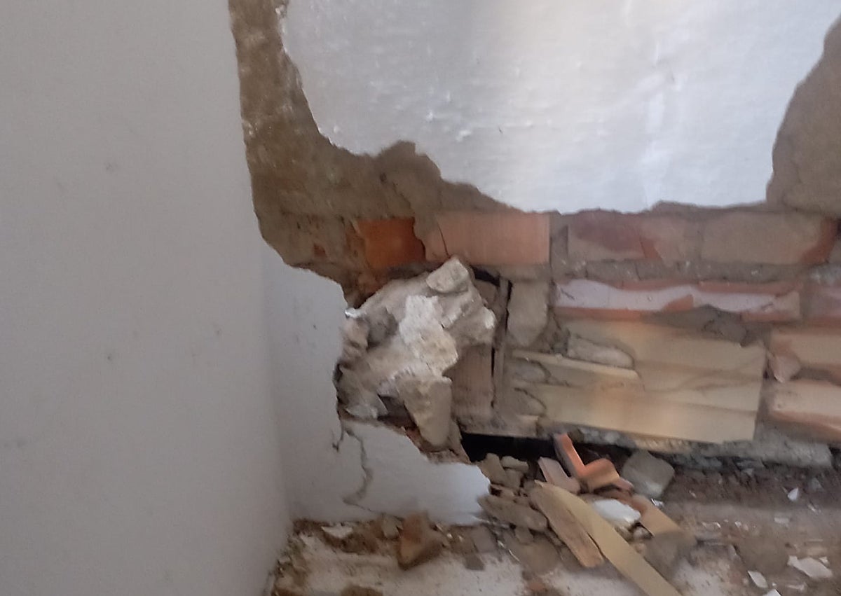 Imagen secundaria 1 - Algunos de los desperfectos ocasionados en una de las viviendas.