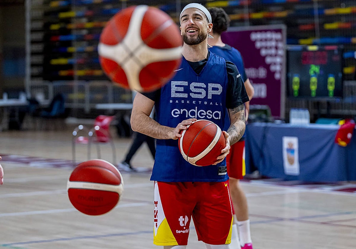 Francis Alonso, sonriente, durante un entrenamiento de la selección esta semana.