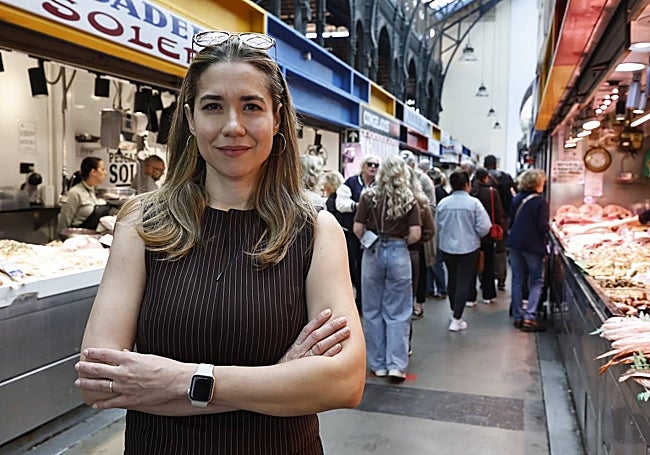 Elena Martínez encarna a una madre soltera que vende pescado en el Mercado Central y baila por las noches en un club.