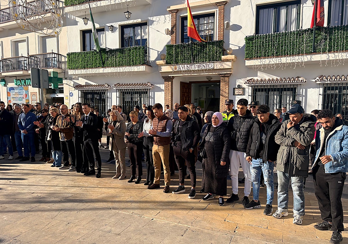 El alcalde, ediles, familiares y amigos, este miércoles en la concentración en recuerdo de las víctimas.