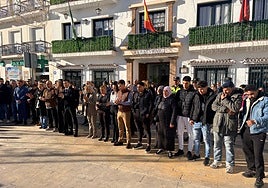 El alcalde, ediles, familiares y amigos, este miércoles en la concentración en recuerdo de las víctimas.