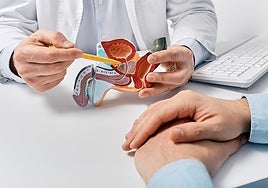 Un médico explica a un paciente aspectos relacionados con la próstata.