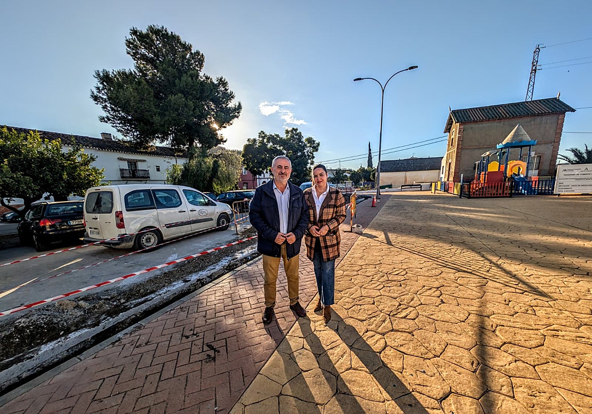 El concejal de Infraestructuras, Jesús María Claros, y teniente de alcalde de la localidad, Lourdes Piña, este miércoles en la zona.