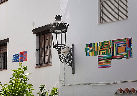 Proyecto artístico en una fachada de Genalguacil.