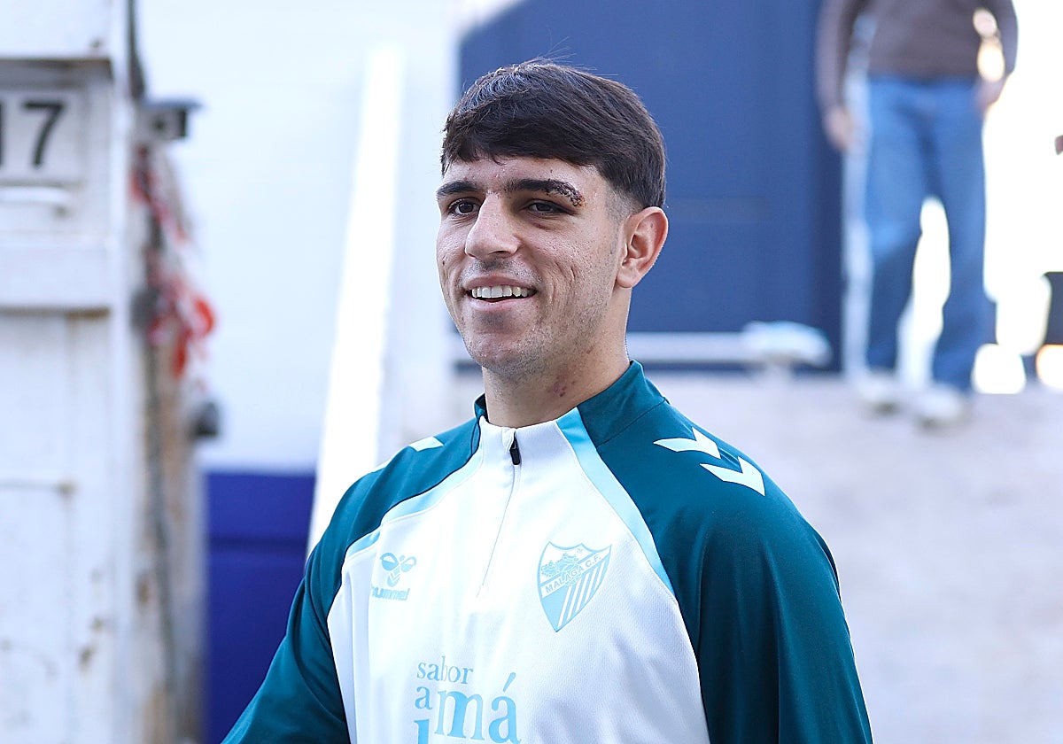 Izan Merino se dirige al interior de las instalaciones en el entrenamiento del miércoles.