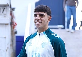 Izan Merino se dirige al interior de las instalaciones en el entrenamiento del miércoles.