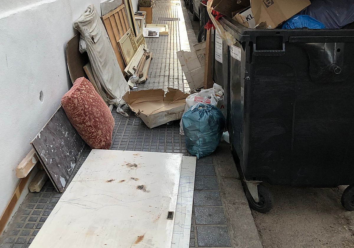 Basura que impide el paso en la zona de PInosol.