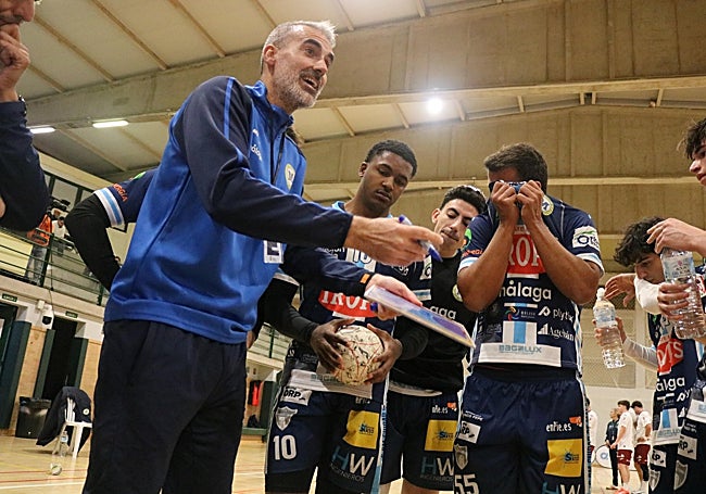 Chispi da instrucciones a sus jugadores.