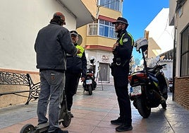 Control de la Policía Local en la calle Marconi, en el centro de Fuengirola.