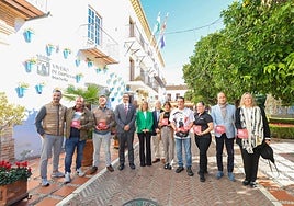 La edil de Comercio, María José Figueira, y el delegado territorial de Turismo, Carlos García, con representantes de los establecimientos reconocidos.