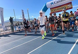 Varios deportistas inician los101 kilómetros de la Legión de Ronda en su edición pasada.