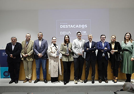 Foto de familia con los premiados y responsables de BBVA, SUR y UMA.