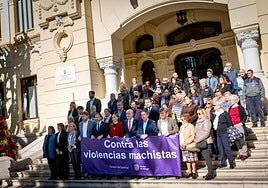 La Corporación en pleno bajó a las 12.00 horas al minuto de silencio por la última víctima de violencia de género en Campillos, Concha, de 25 años, que se conoció este miércoles.