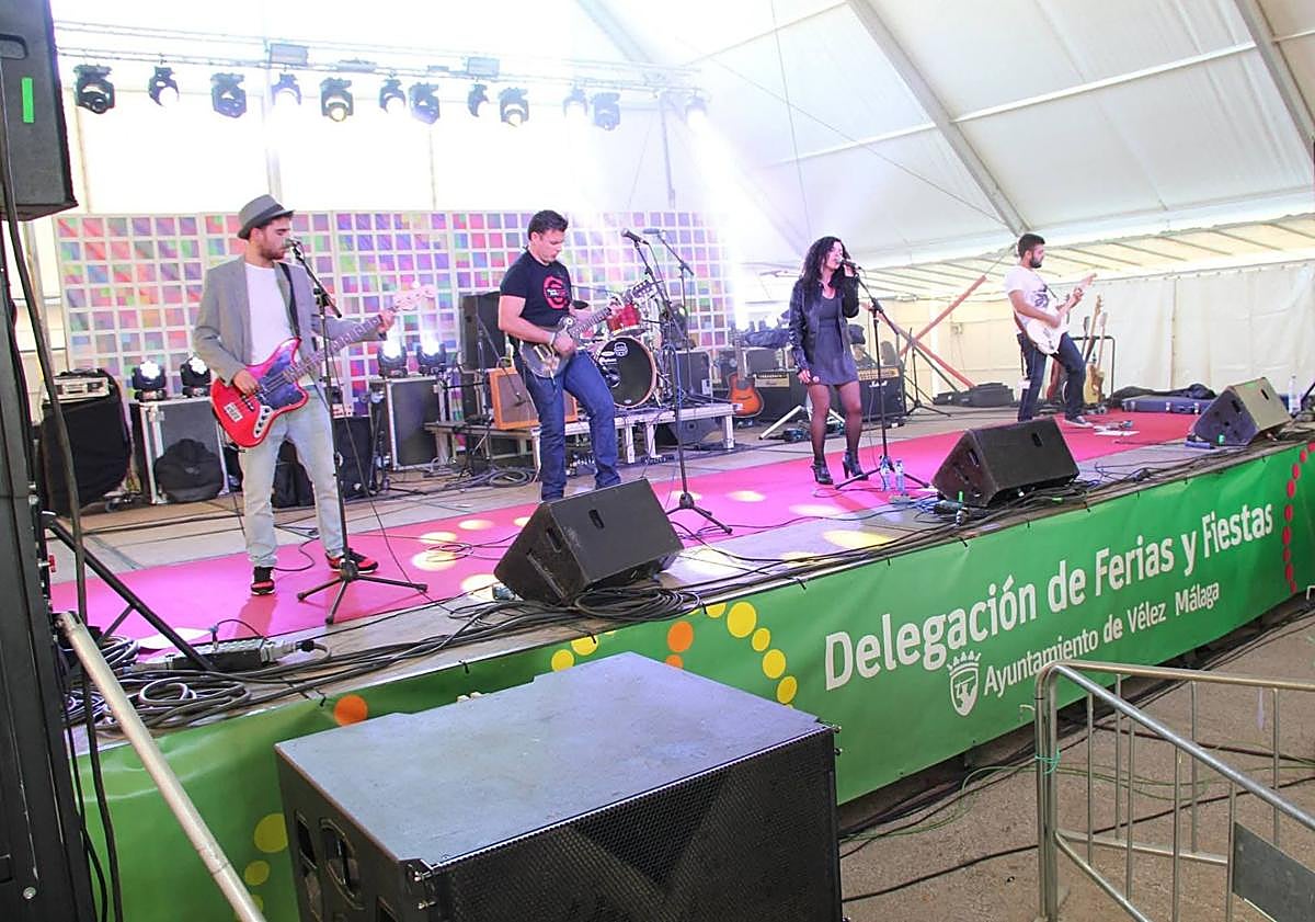 Imagen principal - Las dos primeras imágenes son del primer concierto de la banda veleña, en el evento 'La fiesta del instituto. El Reencuentro', el 28 de noviembre de 2015. En la segunda foto, los componentes fundadores del grupo: Grego, Javi y Mer. La última imagen es de una cita deportiva