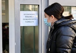 Andalucía anuncia un plan ante la gripe y recomienda el uso de mascarillas en centros sanitarios y residencias a partir de este lunes