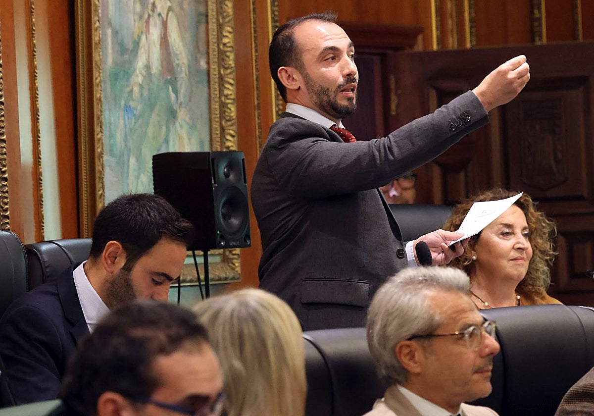 El edil popular Enrique Rodríguez durante su intervención en el pleno.