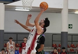 Langarita intenta una canasta en el partido jugado en Alhaurín de la Torre.