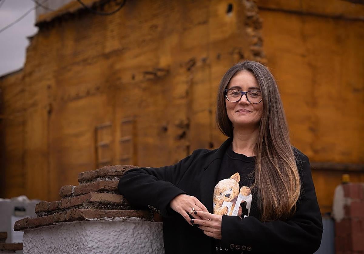 Olena Petrova posa en el barrio de la Trinidad, en las inmediaciones de la sede de CEAR.