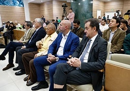 El administrador judicial del Málaga, José María Muñoz, junto a otros directivos del club en la rueda de prensa de despedida de Pellicer.