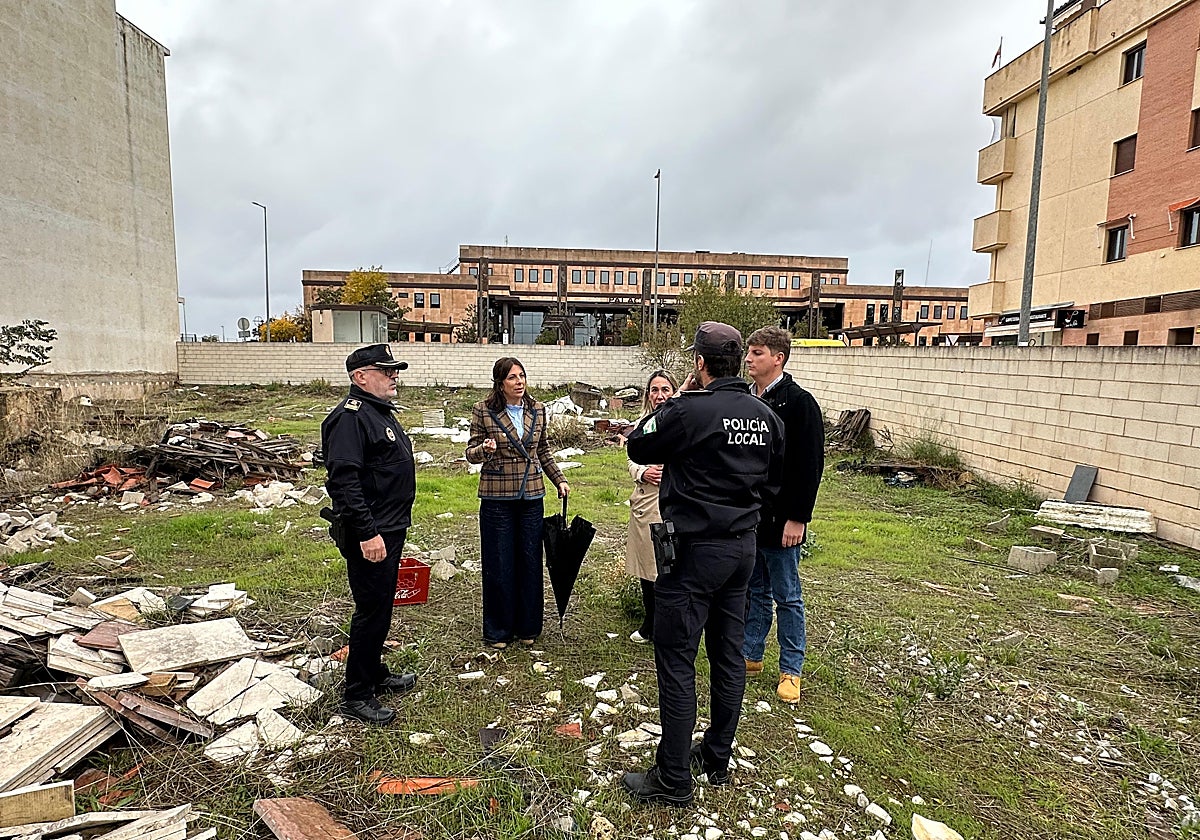 Representantes municipales y agentes de la Policía Local visitan la parcela de la barriada de la Feria donde se trasladará el depósito municipal de vehículos.