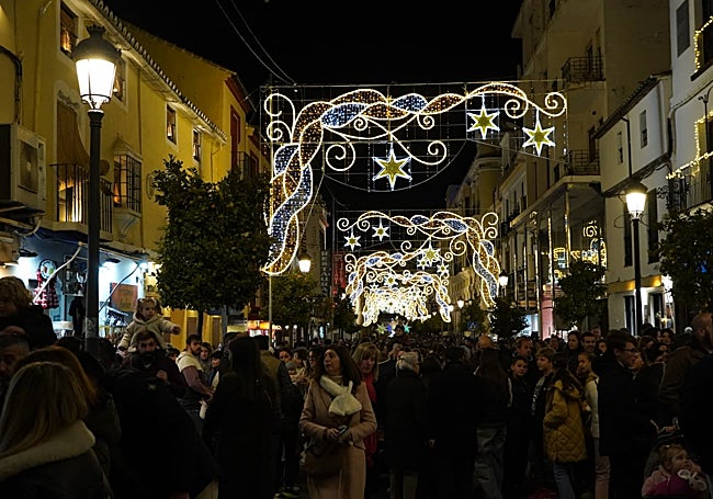 La calle Virgen de la Paz durante el alumbrado.
