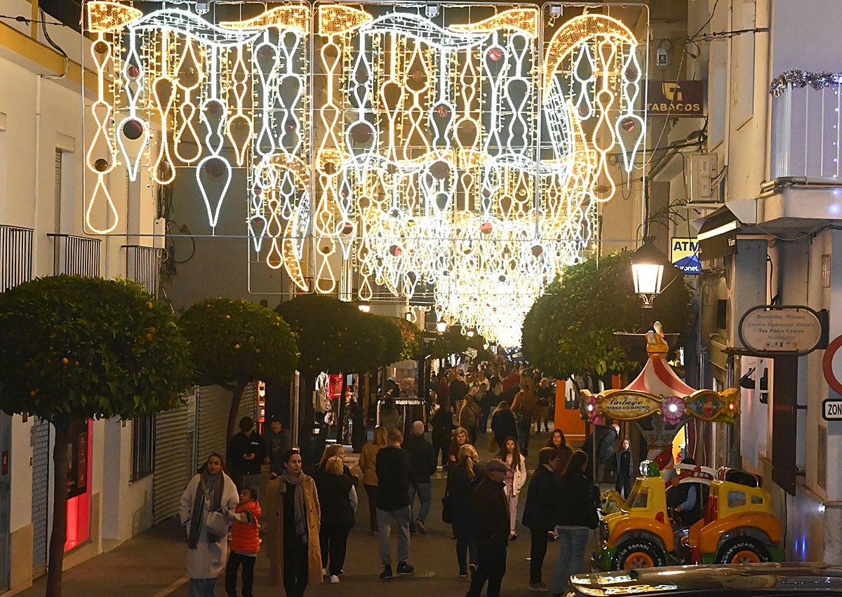 Imagen secundaria 1 - Imágenes del alumbrado y de los actos de inauguración de la iluminación navideña.