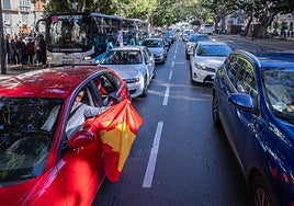La caravana, a su paso por la Alameda Principal.