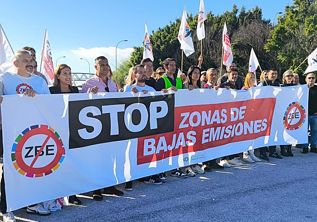 Representantes de Vox, antes de comenzar la protesta.