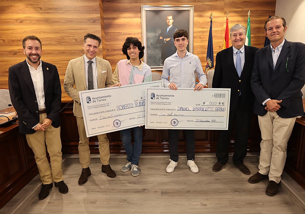 Los estudiantes premiados por la Fundación Manuel Márquez, con el alcalde y autoridades.