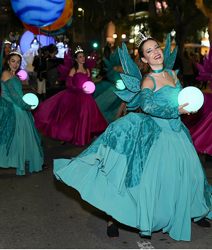 Imagen secundaria 2 - Imágenes de la inauguración del alumbrado navideño de Marbella.