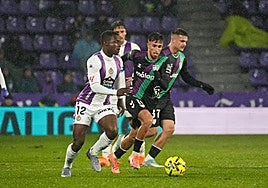 Larrubia pugna por el balón con Alani, del Valladolid.