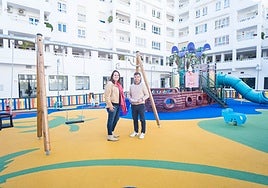 Los ediles Vanessa Ortiz de Zárate y Diego López en el parque de Albatros, en Nueva Andalucía.