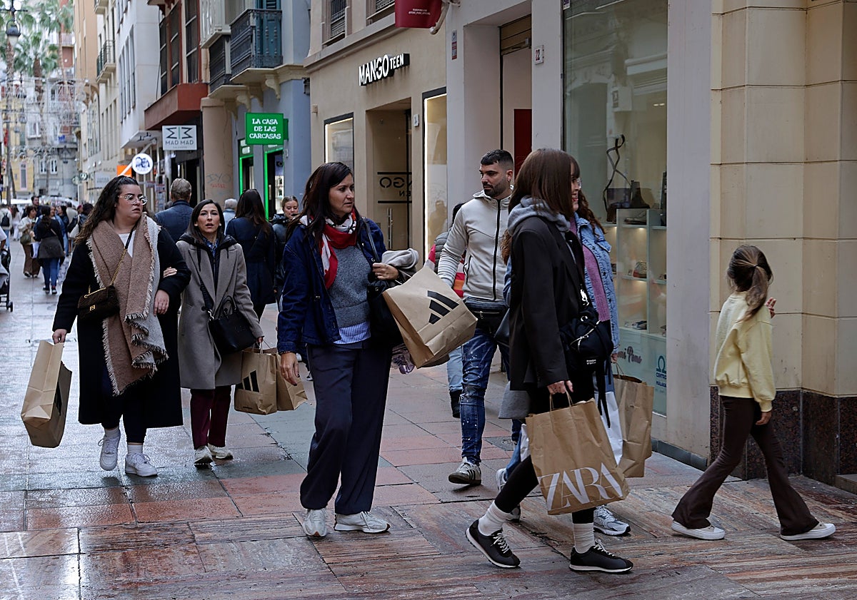 Imagen principal - Gente paseando, de compras y consumiendo en bares y restaurantes en el Centro de Málaga.