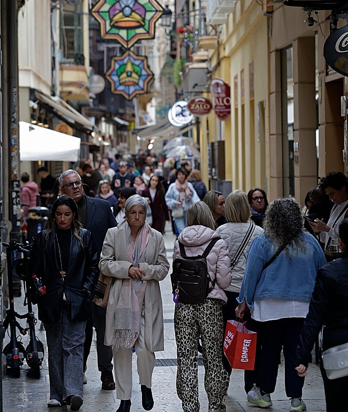 Imagen secundaria 2 - Gente paseando, de compras y consumiendo en bares y restaurantes en el Centro de Málaga.