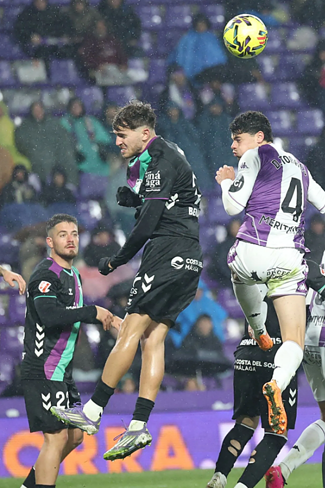 Adrián Niño, en una acción defensiva por alto el sábado ante David Torres.