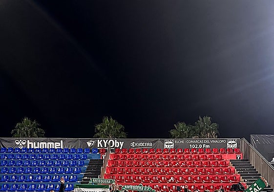 Los jugadores del Antequera celebran la victoria frente al Eldense en el Pepico Amat.
