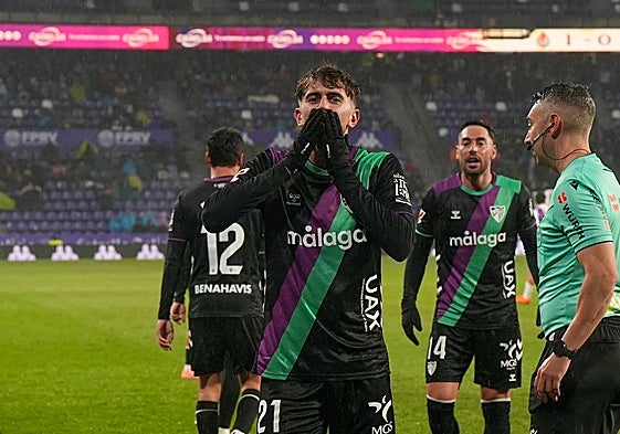Adrián Niño celebra cara a los aficionados malaguistas en Pucela su gol.