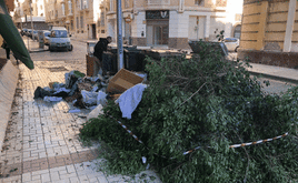 Los contenedores desbordados de basura.