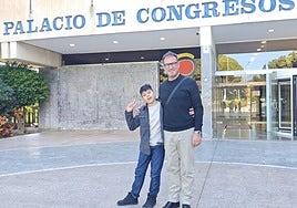 Pau y su padre Félix, durante su participación en el Ciclo Formativo 'Conocimiento y buenas prácticas en autismo', en Torremolinos.