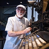 Pepe Ponce, junto a una antigua linotipia en la redacción de SUR