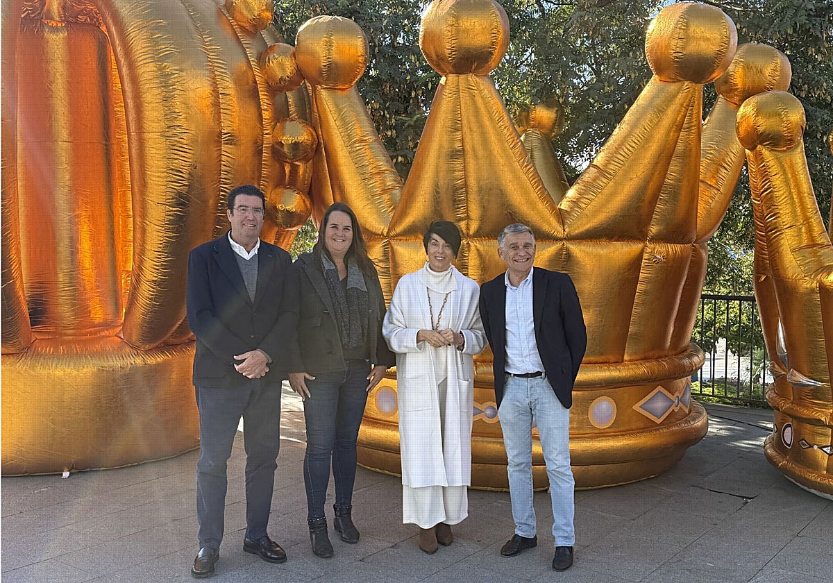 De izquierda a derecha, el director de Las Chapas, Carlos Alcalá; la edil de Nueva Andalucía, Vanessa Ortiz de Zárate; la concejala de Fiestas, Yolanda Marín; y el teniente de alcalde sampedreño, Javier García.