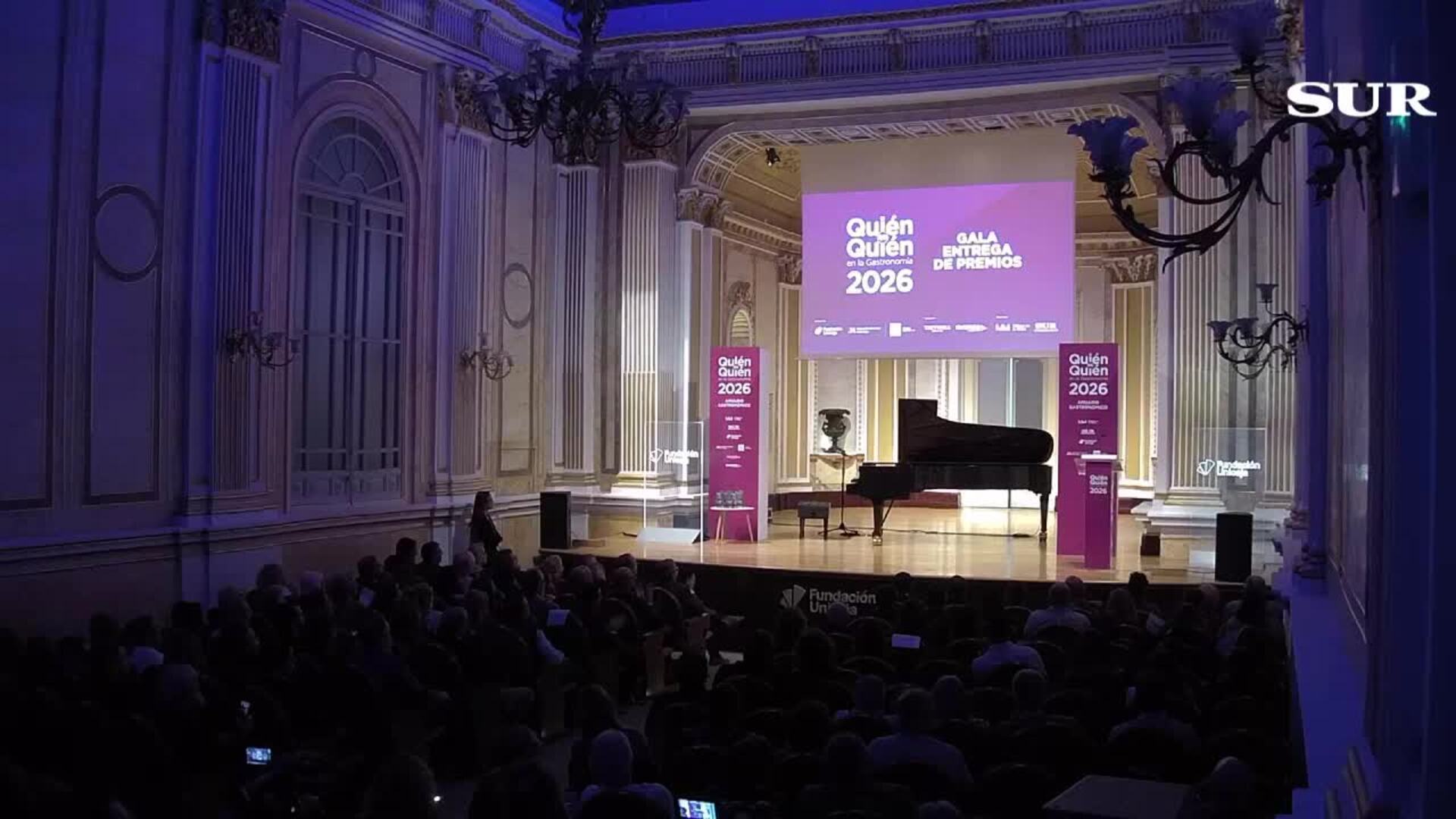 Berta Collado da la bienvenida a los invitados y premiados en la gala de presentación de Quién es Quién en la gastronomía en Málaga