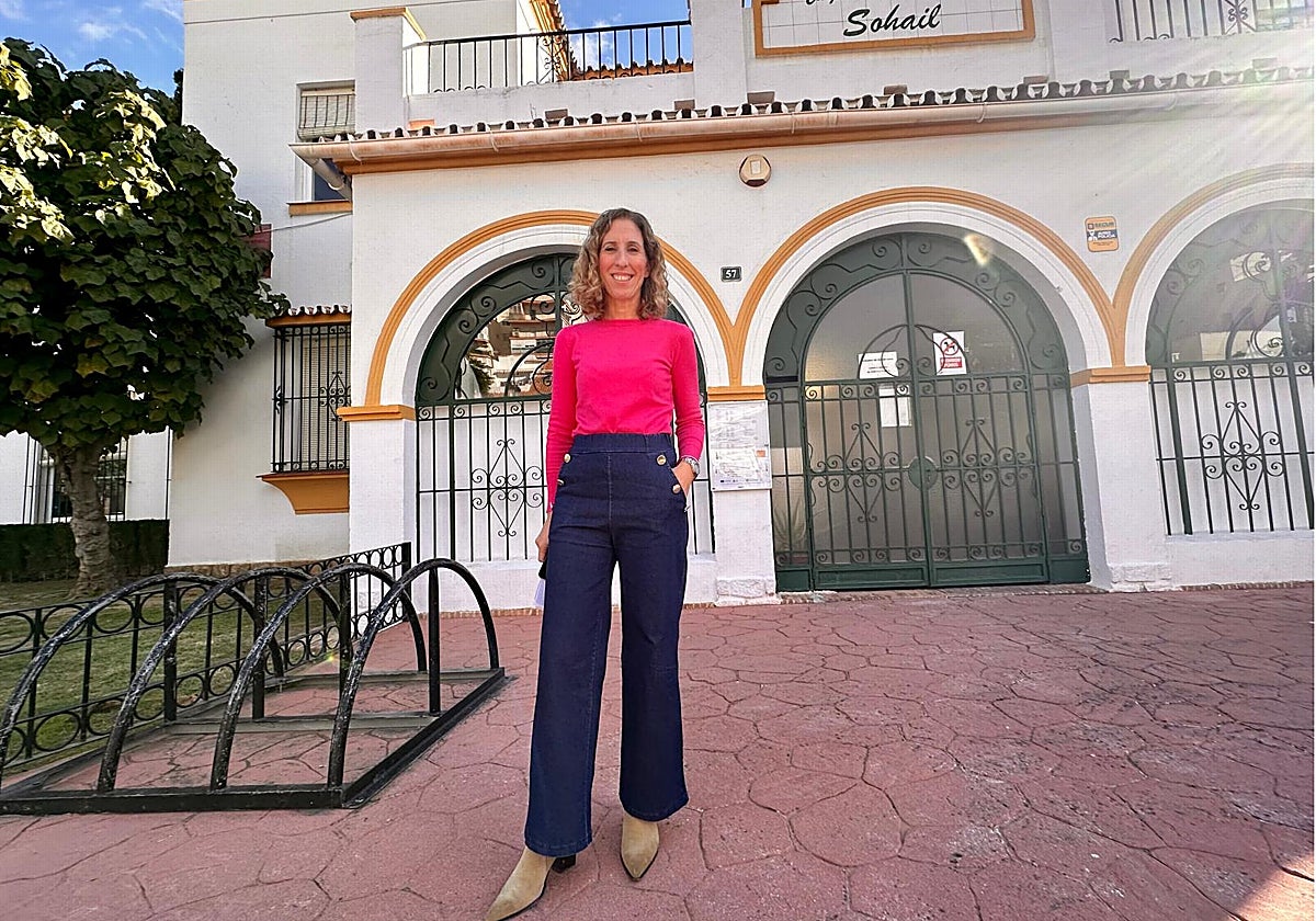 La edil de Educación, Carmen Díaz, a las puertas del colegio Sohail.